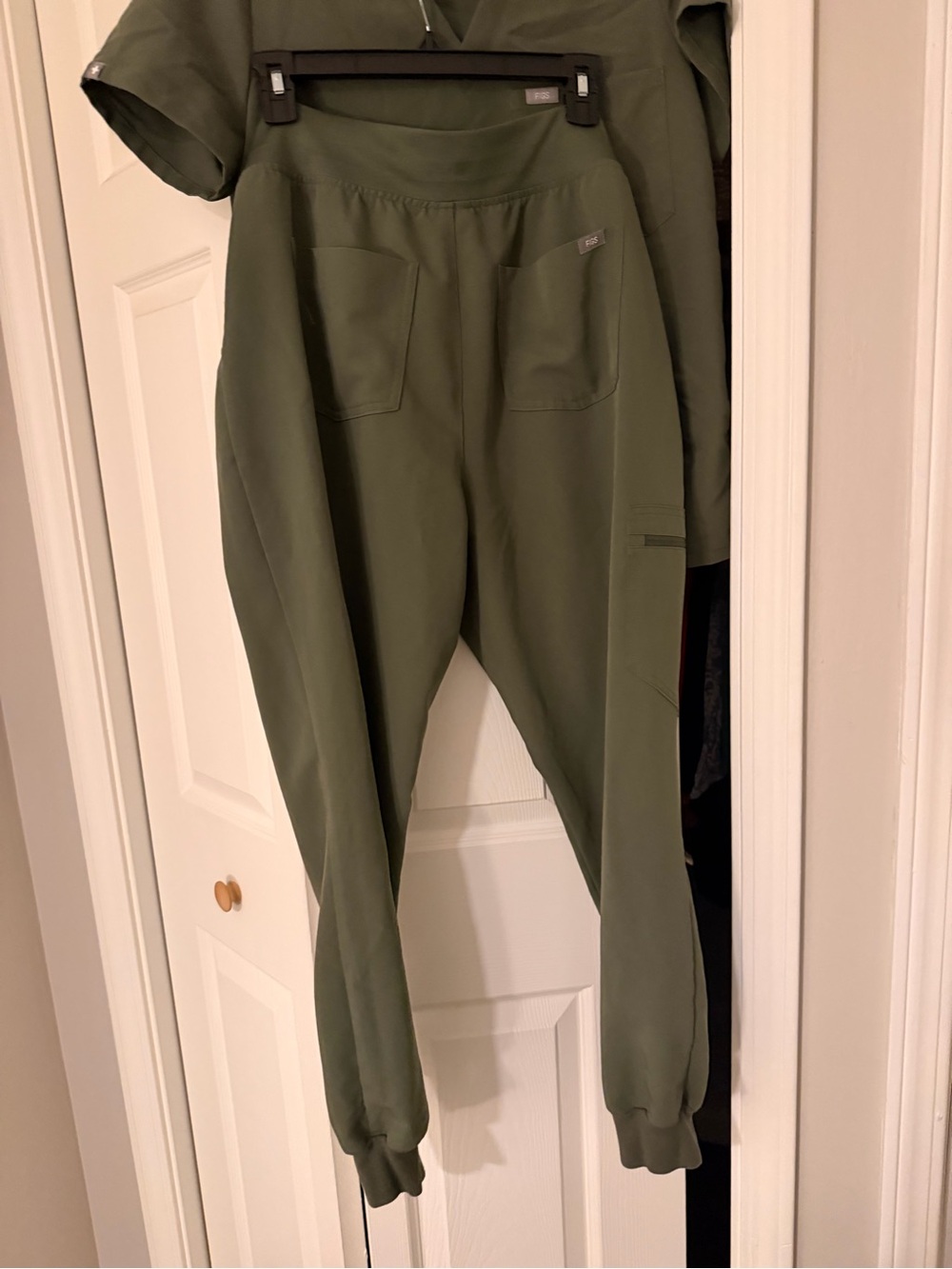 FIGS Women’s Olive Green Scrub Set - Picture 3 of 3